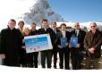 Bayerns Umweltminister Markus S&ouml;der mit Landesrat Erich Schw&auml;rzler und den weiteren Vertretern der Bergregionen mit der unterzeichneten Alpenstrategie