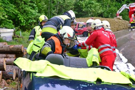 Bild: Einsatzübung anl. Fahrzeugsegnung der Feuerwehr Eichenberg