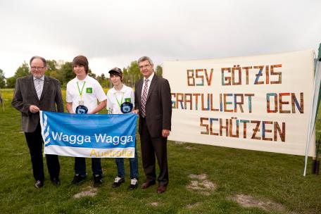 Bild: BM Werner Huber und LR Siegi Stemer mit den Preisträgern Dominik und Lukas Rinderer 
