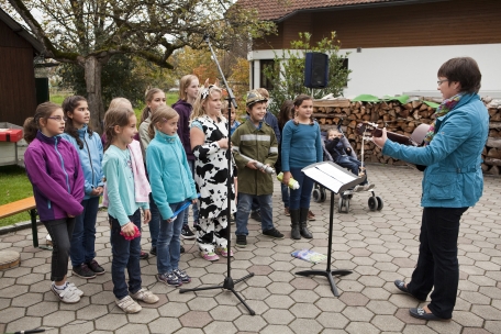 Bild: Die Volksschule Bludesch präsentierte zur Eröffnung Lieder und Gedichte zum Thema Wasser.
