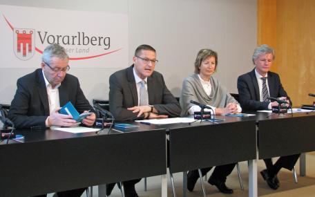 Bild: LSth. Rüdisser, LR Bernhard, LTVP Nußbaumer und KHBG-Geschäftsführer Fleisch stellten den Vorarlberger Krankenhaus Pass vor