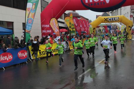 Bild: Fast 1700 laufbegeisterte Kids beim Bludenzer Kindermarathon.