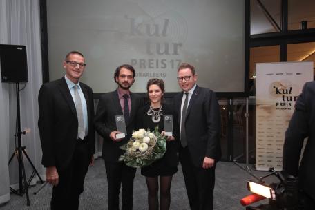 Bild: Kulturpreis Vorarlberg: LR Christian Bern hard gratuliert Preisgträgern