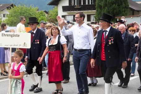 Bild: Wallner gratuliert Trachtenkapelle Gantschier zu 50-jährigen Bestehen