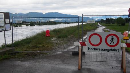 Bild: Gefahr Rheinhochwasser: Straßensperren in Hohenems und Lustenau