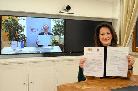 Bild: Staatsministerin Kaniber und Landesrat Rauch unterzeichnen Vertrag für Partnerschaft