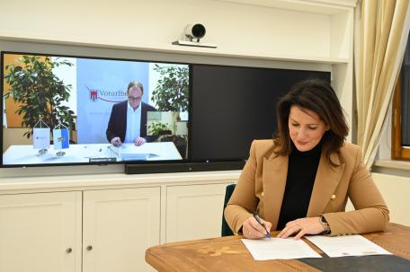 Bild: Staatsministerin Kaniber und Landesrat Rauch unterzeichnen Vertrag für Partnerschaft