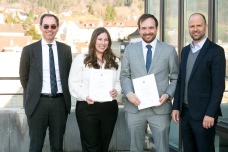 Bild: Nach der Ablegung des Gelöbnisses gegenüber Landesrat Tittler überreichte Kammerpräsident Reiner die Bestellungsurkunden an Lisa Schmid und Bernhard Marte 