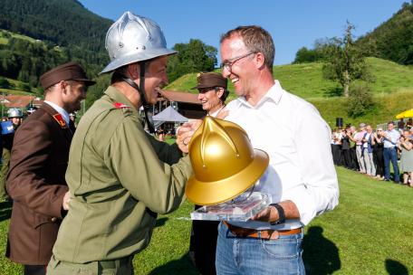 Bild: LR Gantner überreichte Goldenen Helm an die Feuerwehr Schnifis