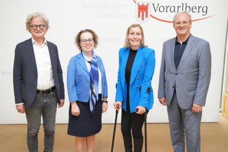 Bild: Landtagspräsident Harald Sonderegger mit den Vorarlberger Bundesräten Heike Eder, Adi Gross und Christine Schwarz-Fuchs.