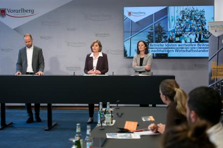 Bild: LSth. Barbara Schöbi-Fink, Landesrat Marco Tittler und Andrea Längle, Geschäftsführerin der Firma Längle Pulverbeschichtung in Klaus