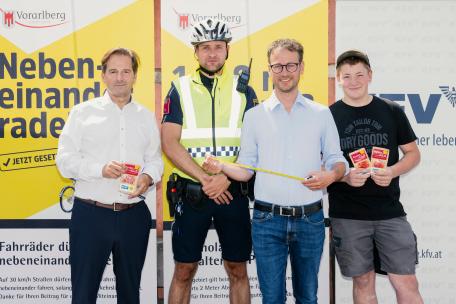 Bild: LR Zadra und Martin Pfanner vom KfV stellten die neue Infokampagne des Landes für mehr Sicherheit im Radverkehr vor