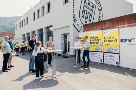 Bild: LR Zadra und Martin Pfanner vom KfV stellten die neue Infokampagne des Landes für mehr Sicherheit im Radverkehr vor