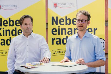 Bild: LR Zadra und Martin Pfanner vom KfV stellten die neue Infokampagne des Landes für mehr Sicherheit im Radverkehr vor