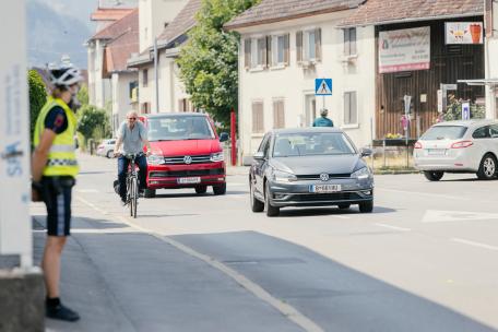 Bild: LR Zadra und Martin Pfanner vom KfV stellten die neue Infokampagne des Landes für mehr Sicherheit im Radverkehr vor