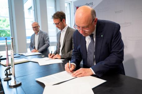 Bild: Landesrat Zadra und Regierungsrat Tinner unterzeichneten eine Vereinbarung zum Ausbau des grenz&uuml;berschreitenden &Ouml;PNV