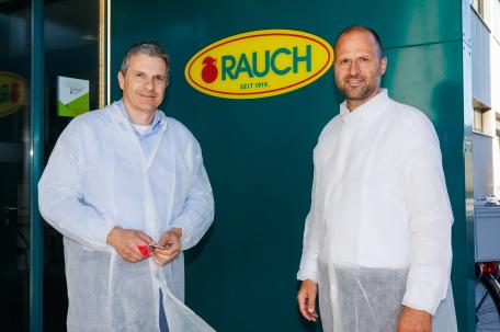 Bild: LR Tittler zu Besuch beim Getränkehersteller Rauch in Nüziders
