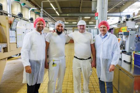 Bild: LR Tittler zu Besuch beim Getränkehersteller Rauch in Nüziders