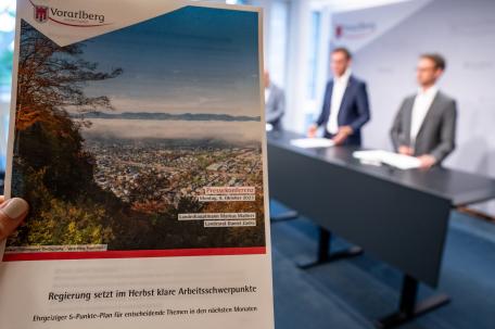 Bild: LH Wallner und LR Zadra pr&auml;sentierten 5-Punkte-Plan f&uuml;r entscheidende Themen in den n&auml;chsten Monaten