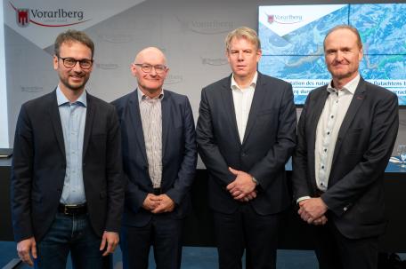 Bild: Landesrat Daniel Zadra, die Universitätsprofessoren Peter Bußjäger (Innsbruck) und Daniel Ennöckl (Boku Wien) sowie Regio-Obmann Bürgermeister Guido Flatz
