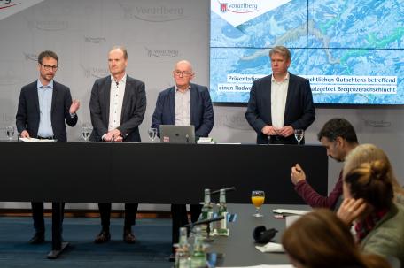 Bild: Landesrat Daniel Zadra, die Universitätsprofessoren Peter Bußjäger (Innsbruck) und Daniel Ennöckl (Boku Wien) sowie Regio-Obmann Bürgermeister Guido Flatz