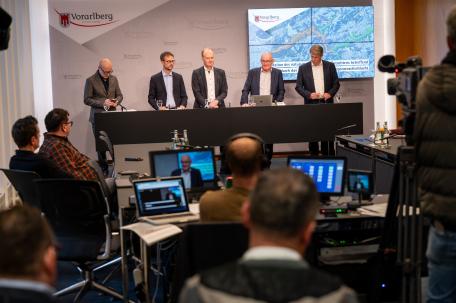 Bild: Landesrat Daniel Zadra, die Universitätsprofessoren Peter Bußjäger (Innsbruck) und Daniel Ennöckl (Boku Wien) sowie Regio-Obmann Bürgermeister Guido Flatz