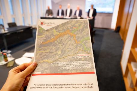 Bild: Landesrat Daniel Zadra, die Universitätsprofessoren Peter Bußjäger (Innsbruck) und Daniel Ennöckl (Boku Wien) sowie Regio-Obmann Bürgermeister Guido Flatz