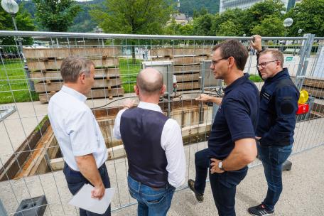 Bild: Hoher Bodensee-Pegel: LH Wallner und LR Ganter bei Vorbereitungsarbeiten vor Ort