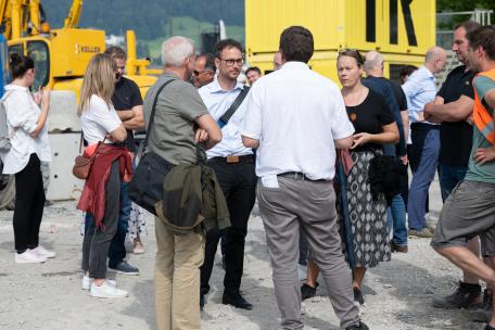 Bild: Im Vorfeld der EnergiereferentInnenkonferenz infomierten sich die TeilnehmerInnen über die Nutzung des Bodenseewassers für die Wärmegewinnung beim neuen Hallenbad Bregenz