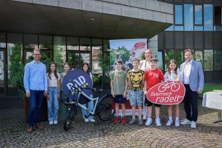 Bild: Landesrat Zadra übergab die Hauptpreise des Schoolbiker 2024 an die Gewinnerklassen.