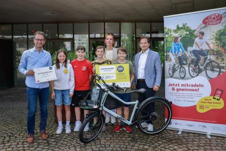 Bild: Landesrat Zadra übergab die Hauptpreise des Schoolbiker 2024 an die Gewinnerklassen.