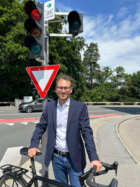 Bild: Mobilitätslandesrat Daniel Zadra begrüßt die Neuerung: „Endlich kommt der Grünpfeil auch nach Vorarlberg.“