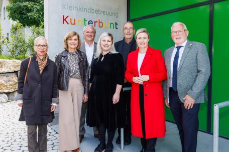 Bild: Landesstatthalterin Schöbi-Fink und Bundesministerin Raab gratulierten zur Eröffnung der Kinderbetreuungseinrichtung „Kunterbunt“ in Weiler