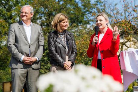 Bild: Landesstatthalterin Schöbi-Fink und Bundesministerin Raab gratulierten zur Eröffnung der Kinderbetreuungseinrichtung „Kunterbunt“ in Weiler