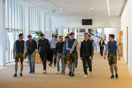 Bild: Bildunterschrift: Worldskills-Teilnehmer im Landhaus empfangen