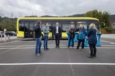 Bild: Landesrat Zadra und VVV-Geschäftsführer Hillbrand: Massiver Flottenausbau in Richtung Elektromobilität