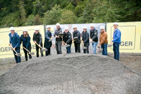 Bild:  Bei der Spatenstichfeier für die neue Streugutsiloanlage Montafon dankte Landesrat Tittler den MitarbeiterInnen der Straßenmeistereien für ihren Einsatz.