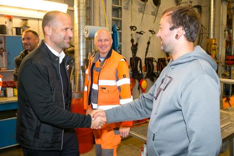 Bild: Bei der Spatenstichfeier für die neue Streugutsiloanlage Montafon dankte Landesrat Tittler den MitarbeiterInnen der Straßenmeistereien für ihren Einsatz.