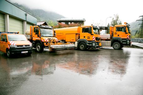 Bild: 
Bei der Spatenstichfeier für die neue Streugutsiloanlage Montafon dankte Landesrat Tittler den MitarbeiterInnen der Straßenmeistereien für ihren Einsatz.
