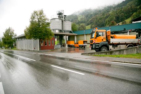 Bild:  Bei der Spatenstichfeier für die neue Streugutsiloanlage Montafon dankte Landesrat Tittler den MitarbeiterInnen der Straßenmeistereien für ihren Einsatz.