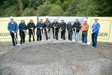 Bild:  Bei der Spatenstichfeier für die neue Streugutsiloanlage Montafon dankte Landesrat Tittler den MitarbeiterInnen der Straßenmeistereien für ihren Einsatz.