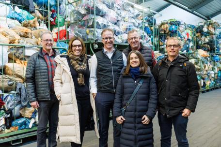 Bild: LR Gantner zu Besuch beim carla Tex Kleidersortierwerk in Hohenems