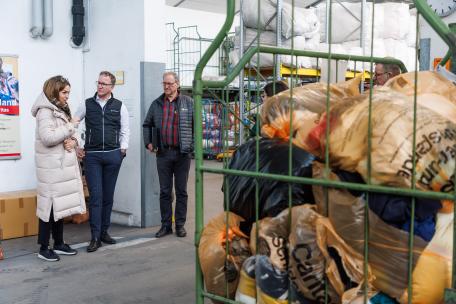 Bild: LR Gantner zu Besuch beim carla Tex Kleidersortierwerk in Hohenems