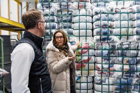 Bild: LR Gantner zu Besuch beim carla Tex Kleidersortierwerk in Hohenems