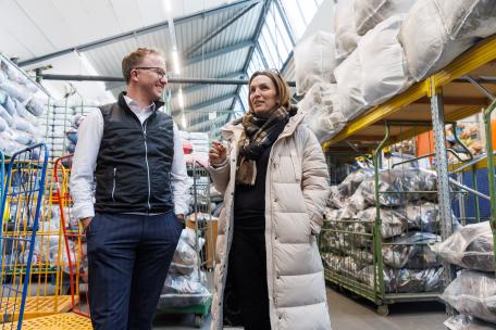 Bild: LR Gantner zu Besuch beim carla Tex Kleidersortierwerk in Hohenems