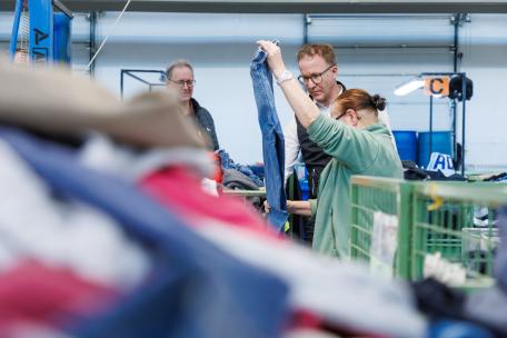 Bild: LR Gantner zu Besuch beim carla Tex Kleidersortierwerk in Hohenems