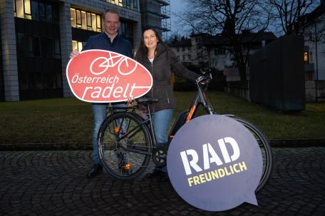 Bild: LSth. Christof Bitschi überreicht den Hauptgewinn des Österreich radelt Adventkalenders - ein KTM E-Bike - an Caroline Mathis aus Götzis.