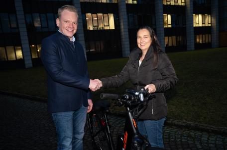 Bild: LSth. Christof Bitschi überreicht den Hauptgewinn des Österreich radelt Adventkalenders - ein KTM E-Bike - an Caroline Mathis aus Götzis.