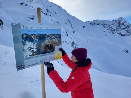 Bild: Neue Informationstafeln weisen den WintersportlerInnen den richtigen Weg