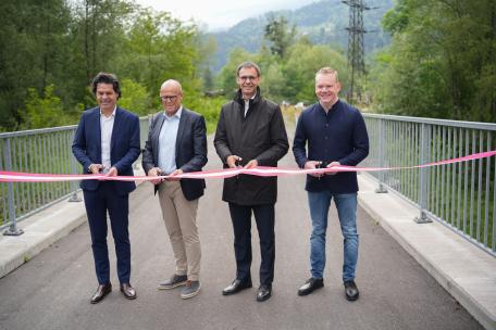 Bild: Gemeinsam mit den Bürgermeistern Manfred Rädler (Feldkirch) und Walter Gohm (Frastanz) besichtigten Landeshauptmann Markus Wallner und Landesstatthalter Christof Bitschi den neuen Radweg zwischen Feldkirch und Frastanz